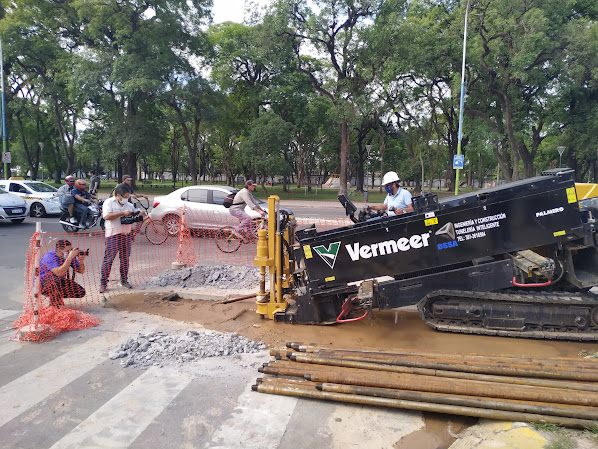 Excavadora tendiendo gasoducto en zanja